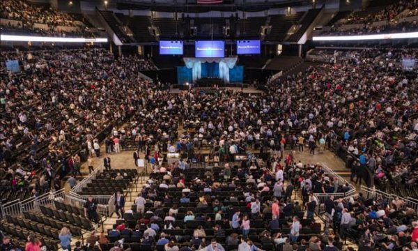 散户股票配资 94岁巴菲特股东大会发声，关税是经济炸药，警惕全球经济危机！